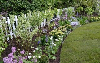 love-your-garden-new-england-flower-border-picket-fencing